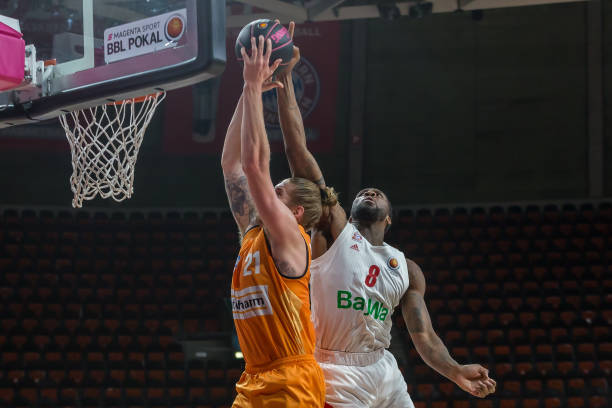 将球踢入自 将球踢入自